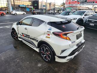 2018 Toyota C-HR Hybrid - Thumbnail