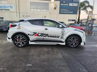 2018 Toyota C-HR Hybrid - Thumbnail