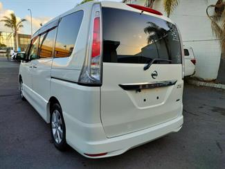 2011 Nissan Serena - Thumbnail