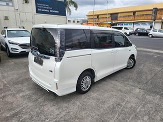 2015 Toyota NOAH - Thumbnail