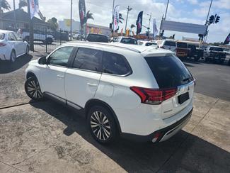 2018 Mitsubishi Outlander - Thumbnail