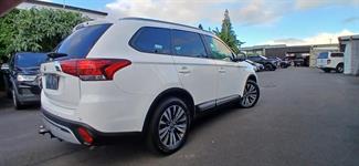 2022 Mitsubishi Outlander - Thumbnail