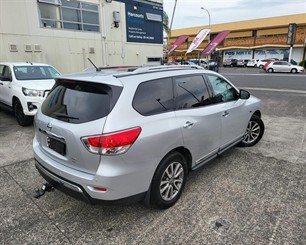 2016 Nissan Pathfinder - Thumbnail