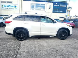 2017 Toyota Highlander - Thumbnail