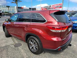 2017 Toyota Highlander - Thumbnail