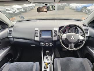 2011 Mitsubishi Outlander - Thumbnail