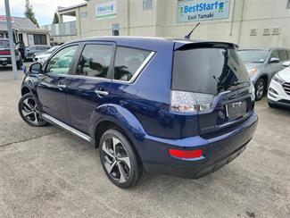 2011 Mitsubishi Outlander - Thumbnail