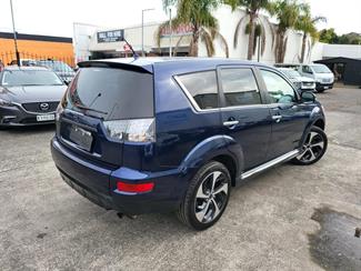 2011 Mitsubishi Outlander - Thumbnail