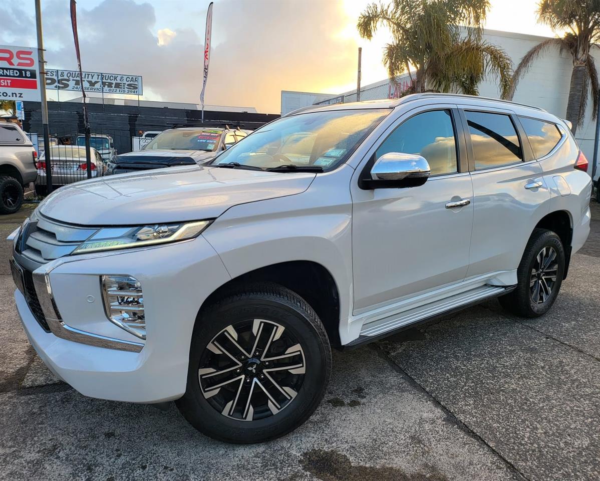 2022 Mitsubishi Pajero